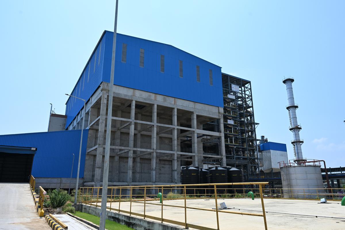 While one may expect a waste processing plant to generate a stench, this plant spanning four levels looks surprisingly tidy. Except for the place where garbage is dumped and transported, there is no stench at any other place.  