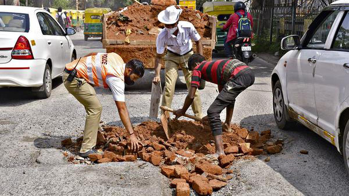 AAP celebrates ‘pothole habba’; traffic police step in to make roads better