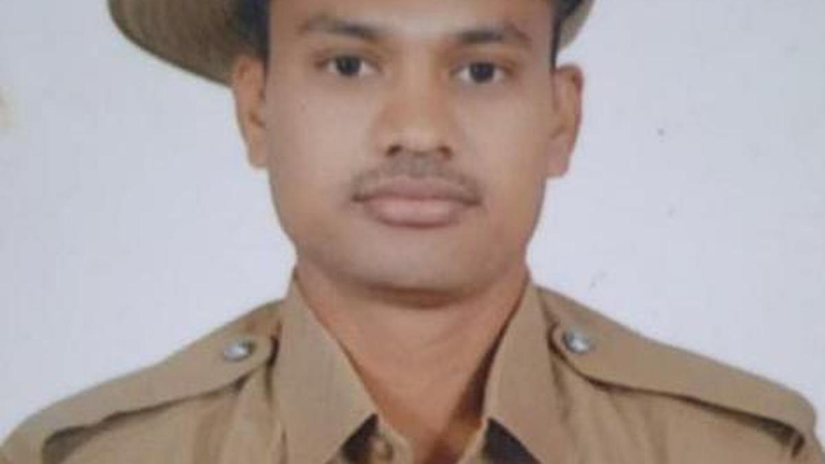 Constable jumps into well to save suspect in robbery case - The Hindu