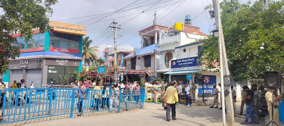 In Shivamogga, the district administration had made security arrangements at the residents of Manjunath Rao who was killed in the terror attack at Pahalgam in Kashmir. The mortal remains of Manjunath Rao reached his residence in Shivamogga just after 10 a.m. on April 24, 2025. In Shivamogga, the district administration had made security arrangements at the residents of Manjunath Rao who was killed in the terror attack at Pahalgam in Kashmir. The mortal remains of Manjunath Rao reached his residence in Shivamogga just after 10 a.m. on April 24, 2025.