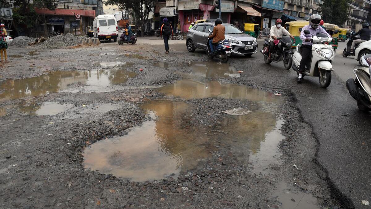 Potholes: AAP files police complaints against BBMP ex-councillors