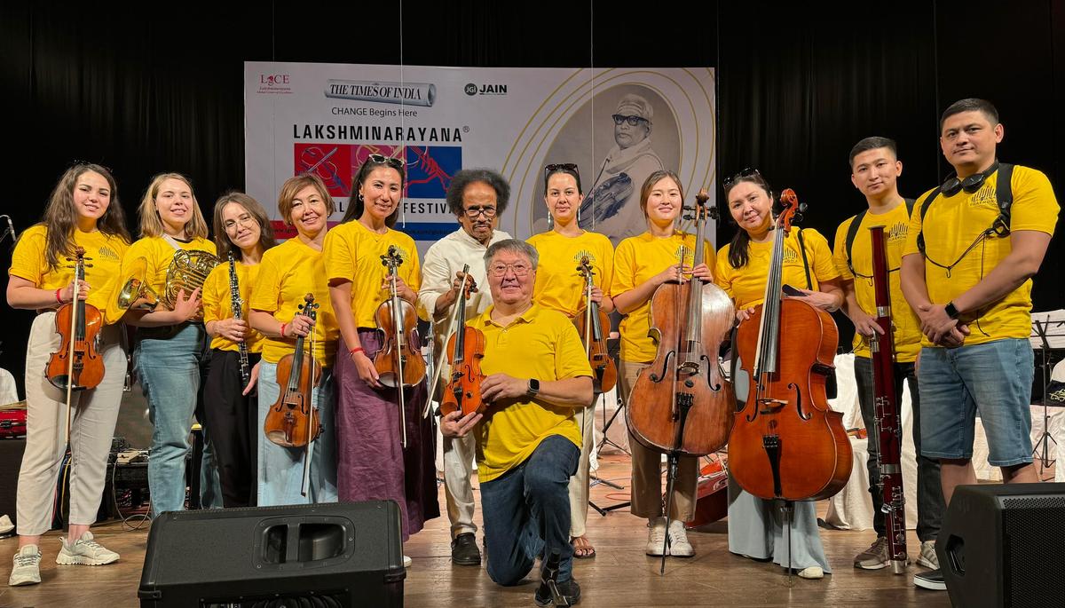 L'Orchestra Sinfonica Filarmonica di Astana del Kazakistan diretta dal direttore Abzal Mukhitdin 