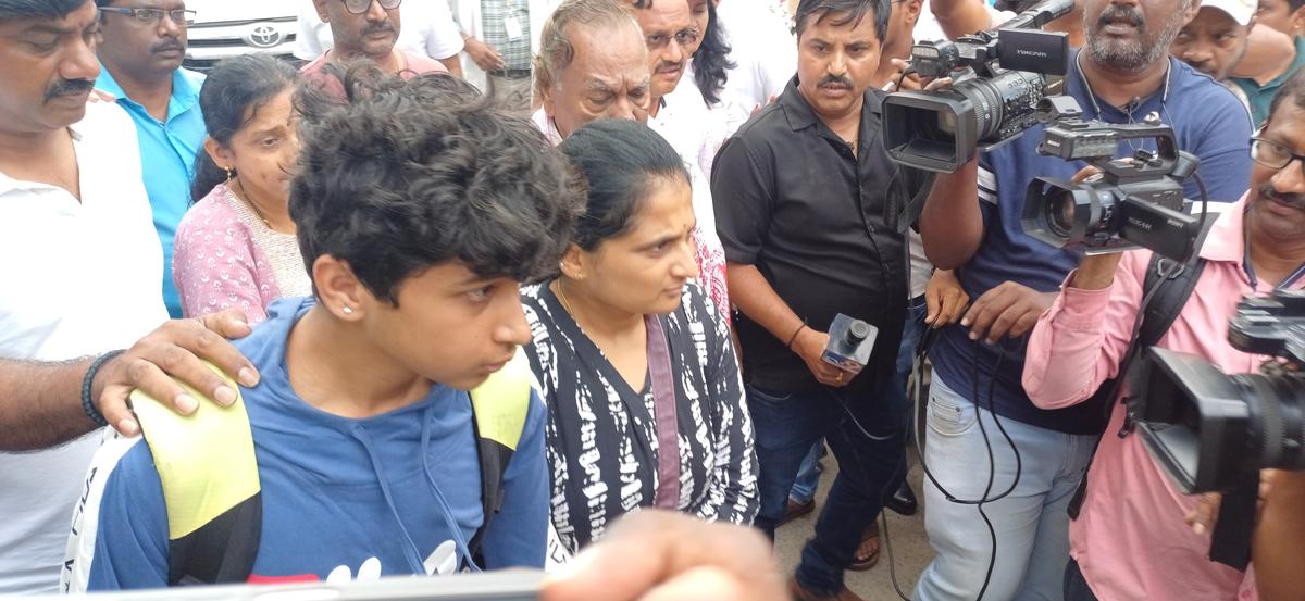 Manjunath Rao’s wife Pallavi and son Abhijan reach their residence at Vijaya Nagar in Shivamogga on April 24, 2025. Manjunath Rao’s wife Pallavi and son Abhijan reach their residence at Vijaya Nagar in Shivamogga on April 24, 2025.