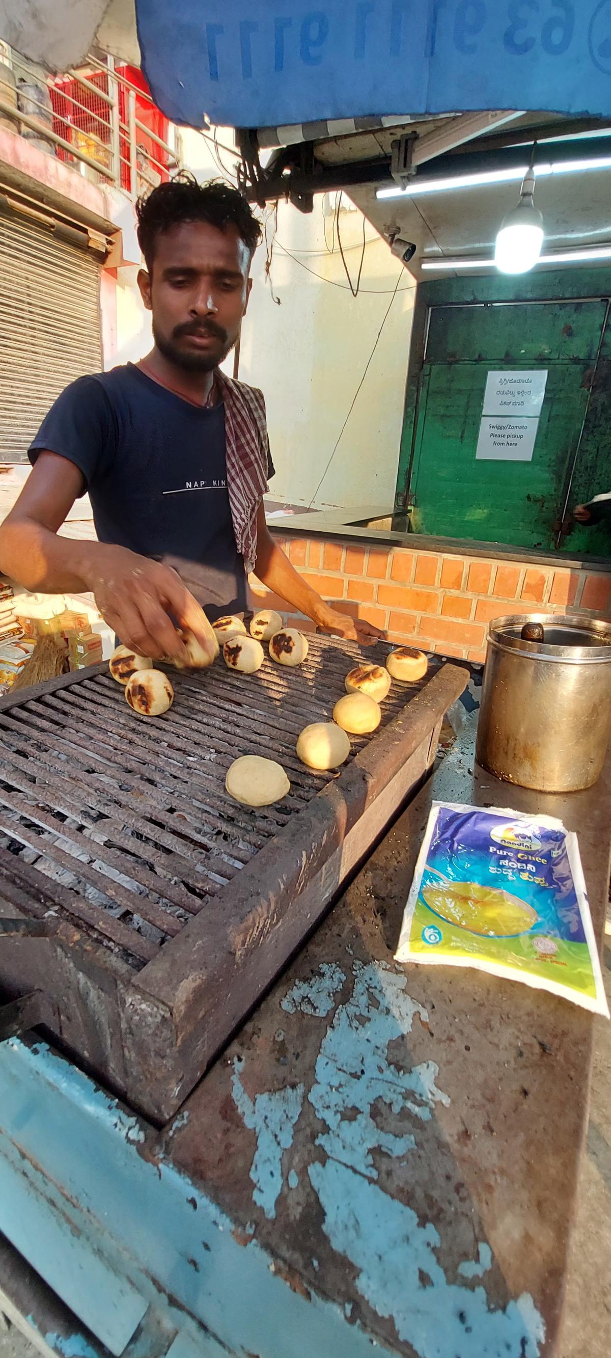 Making of litti chokha at Rampyari Chaiwala Netaji Bhajiawala on Sarjapur Road  