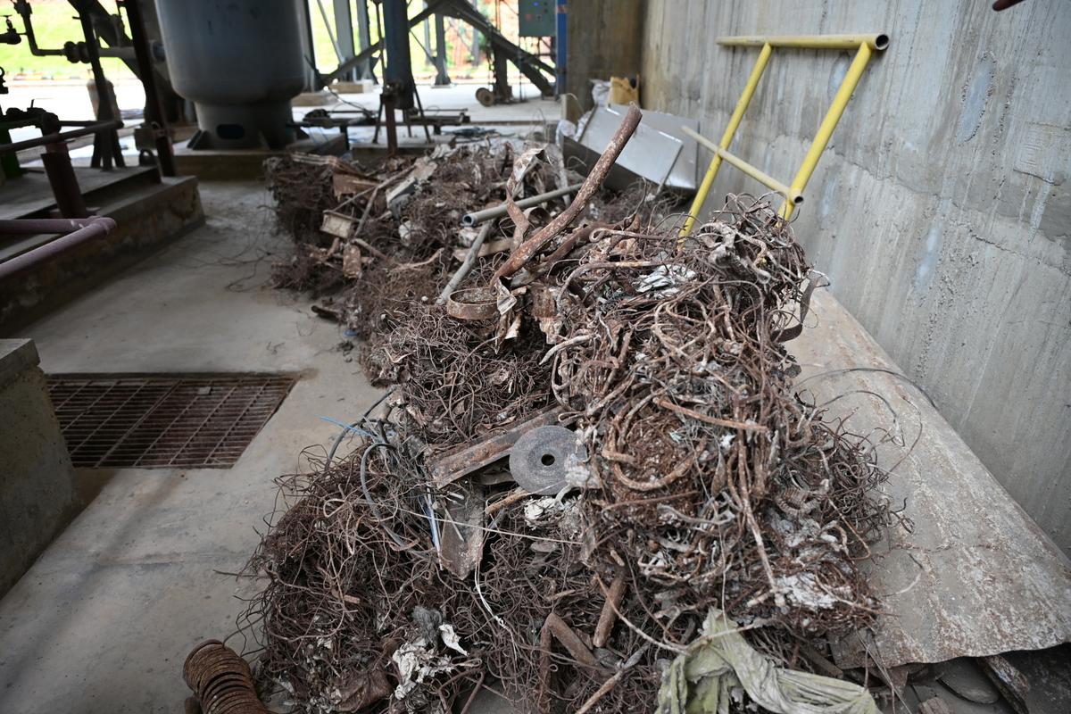 The waste required by the plant is called refuse-derived fuel (RDF), which is essentially combustible waste, which is obtained at the dry waste collection centres after sorting items that can be recycled or reused. This RDF should ideally be free of metals, which hamper the working of the plant. KPCL officials say that this is not the case with the RDF they receive. 