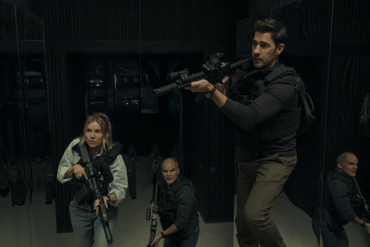 Emma Marlowe (Sienna Miller), Mike November (Michael Kelly) e Jack Ryan (John Krasinski) em 'Jack Ryan: Ghost War'