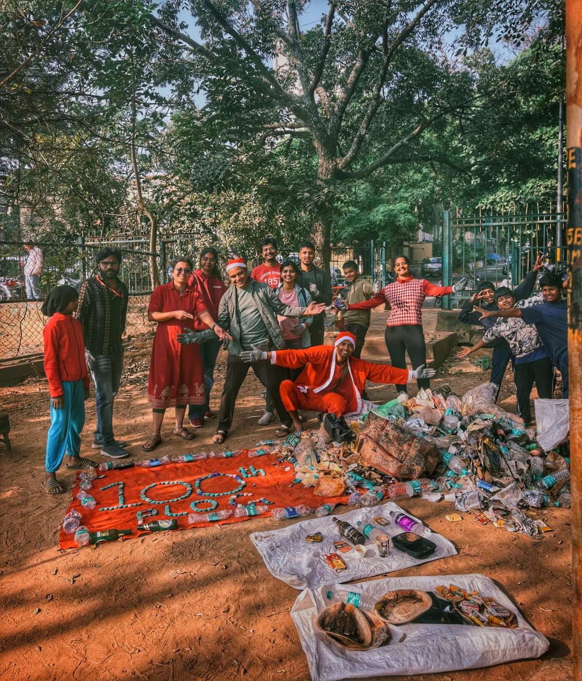 A equipe do Exército Indiano de Ploggers após completar a 100ª campanha de plogging de 2025.