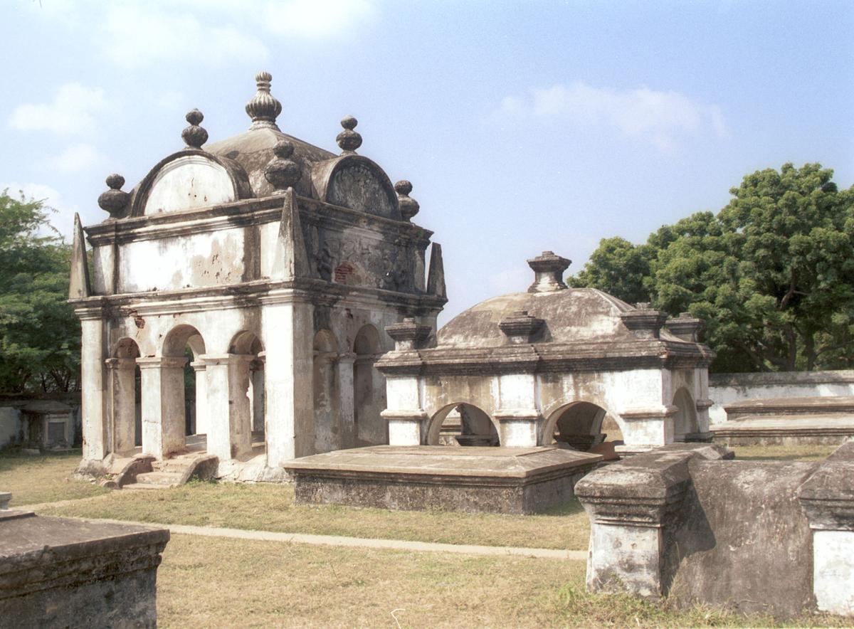 Of the few structures of the Dutch that still exist, the cemetery in Pulicat, where one can find tombstones bearing interesting carvings, is in excellent condition.