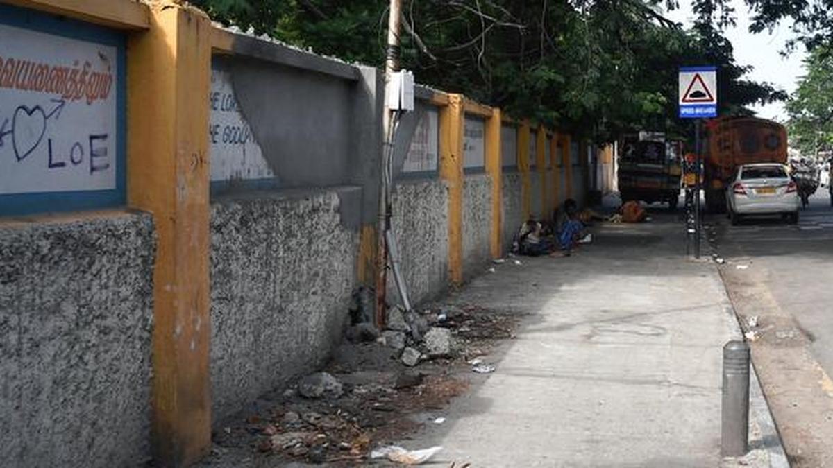 Corporation removes defunct streetlight pole from pavement on Pantheon