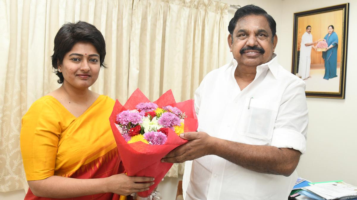 Gayathri Raguramm joins AIADMK