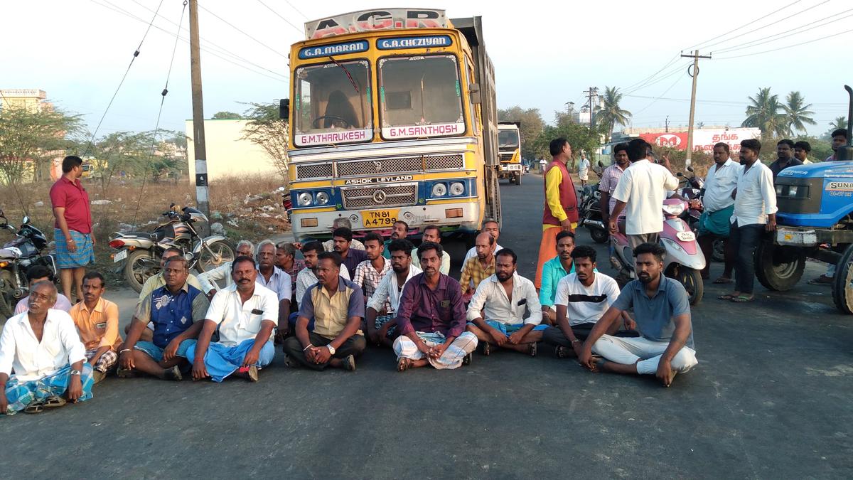 Residents of Velapadi village protest against garbage dumping on irrigation tank, block Arani-Vandavasi Road