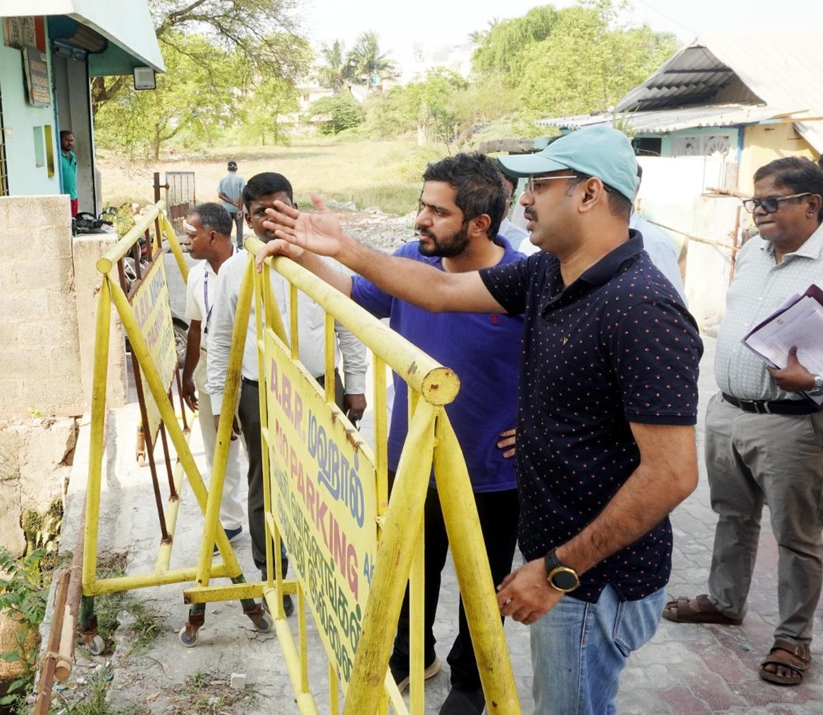 Greater Chennai Corporation Commissioner G.S. Sameeran, with Regional Deputy Commissioner (North) Katta Ravi Teja, inspected the canal in Vysarpadi on Monday (May 25, 2026). Greater Chennai Corporation Commissioner G.S. Sameeran, with Regional Deputy Commissioner (North) Katta Ravi Teja, inspected the canal in Vysarpadi on Monday (May 25, 2026).