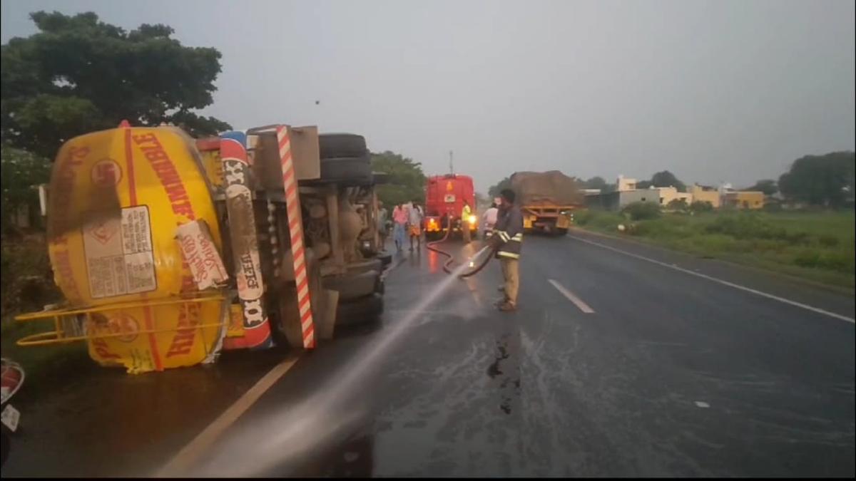 Diesel spills onto Tiruvannamalai-Bengaluru Highway as lorry overturns