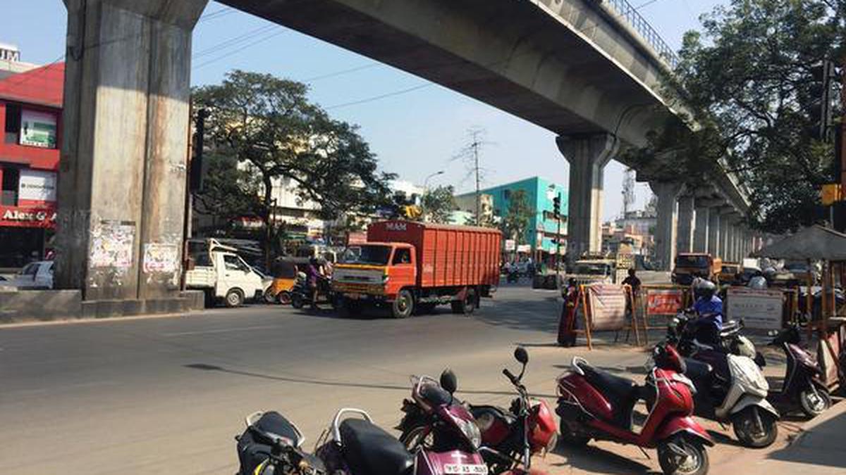 ‘Restore one-way traffic on Nerkundram Salai’ - The Hindu