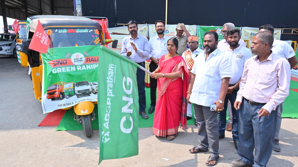 Collector flags off vehicle rally in Ranipet to promote use of piped natural gas