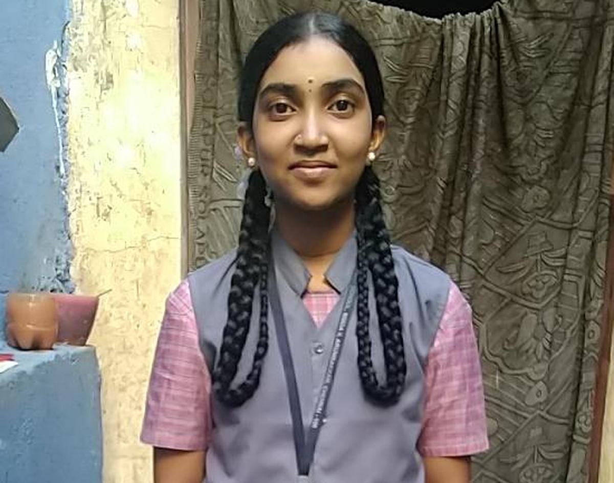 আনন্দী এম., যিনি 2025-26 শিক্ষাবর্ষে 10 তম শ্রেণির পরীক্ষায় 494 নম্বর পেয়েছিলেন।