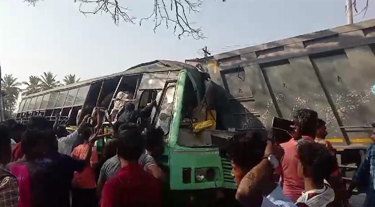 Four passengers die as tipper lorry crashes into bus near Tiruttani - The Hindu
