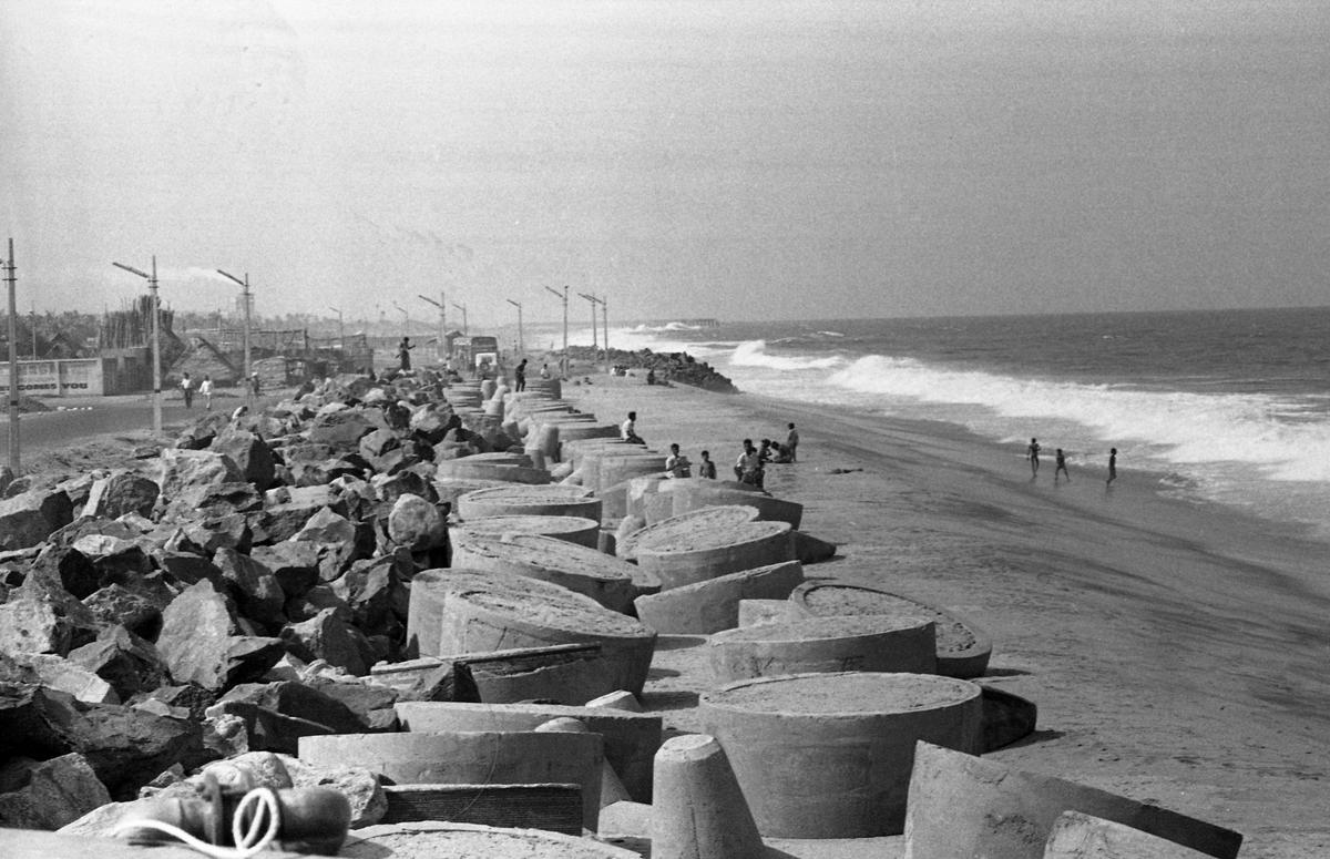 According to the poet Sundarar, Tiruvottriyur is a port with different types of vessels in it. In another verse, he describes the trade of conches, shells, pearls, and diamonds here. According to the poet Sundarar, Tiruvottriyur is a port with different types of vessels in it. In another verse, he describes the trade of conches, shells, pearls, and diamonds here.