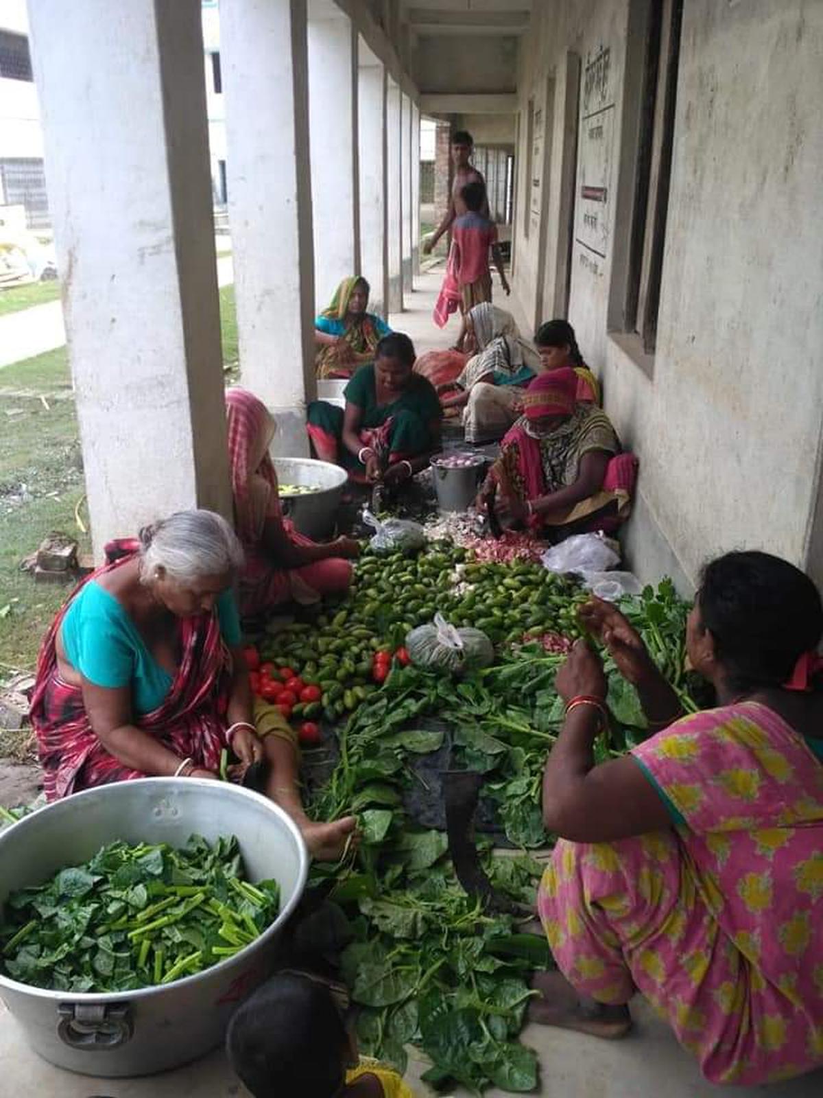 Following Cyclone Yaas in May 2021, Pather Pathik ran two community kitchens simultaneously at the villages of G-Plot (in South 24 Parganas) and Sitalia (North 24 Parganas).