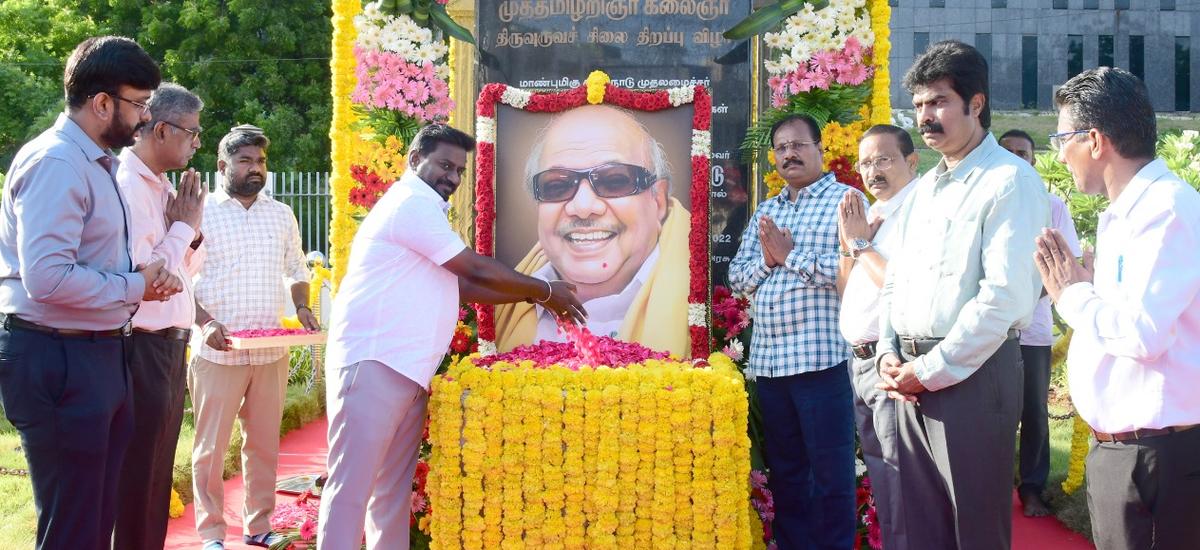 O Ministro de Tamil Nadu, Rajmohan, prestou homenagens florais ao retrato de Karunanidhi colocado sob sua estátua nas instalações do Governo de Omandurar em Chennai em 3 de junho de 2026