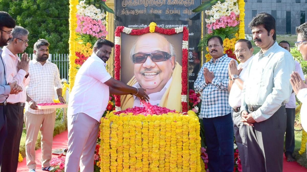 On behalf of T.N. govt., Minister Rajmohan pays tribute to Karunanidhi on his birth anniversary
