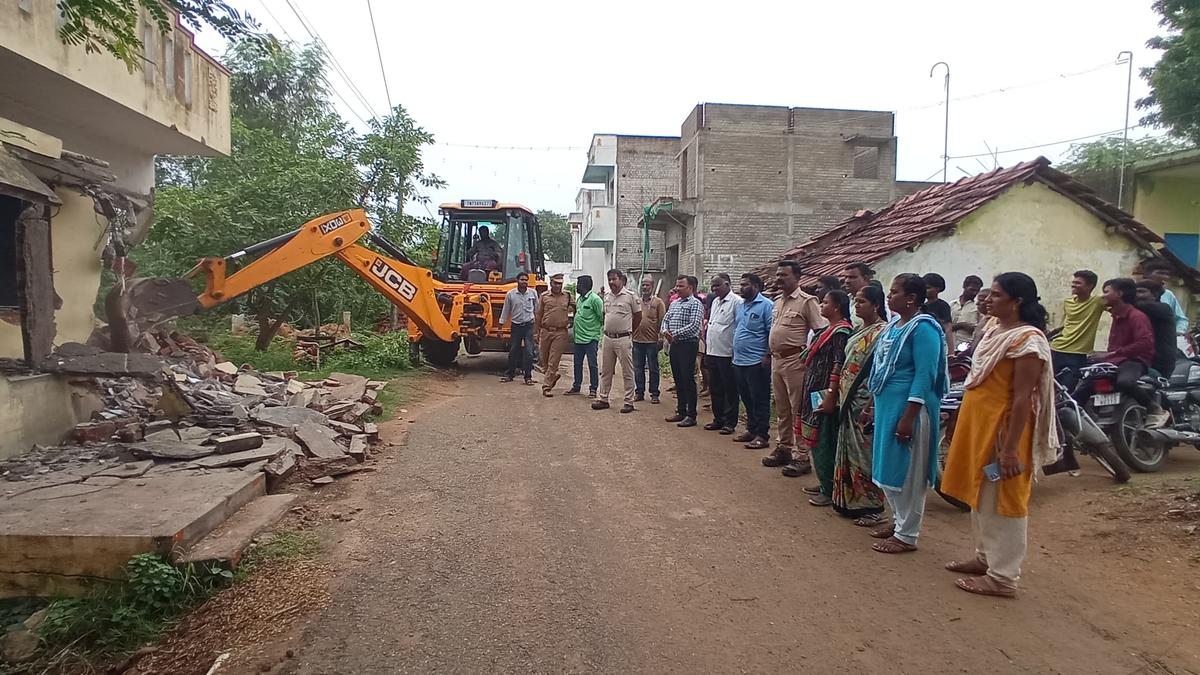 Encroachments along water channel demolished in Ranipet