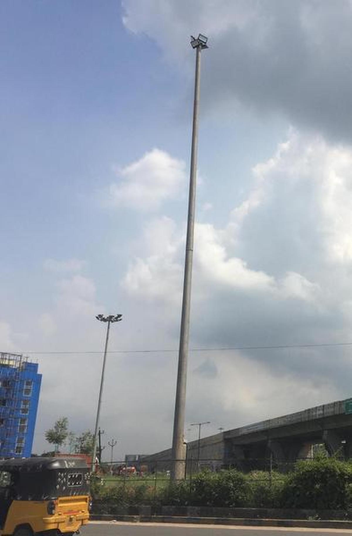 High mast lamps fail to light up junction near Madhavaram Mofussil Bus