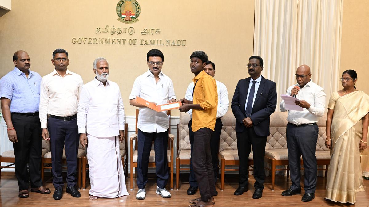 Stalin distributes financial assistance to students, inaugurates fisheries infrastructure