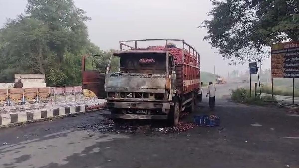 Lorry catches fire near Vandavasi; 10 tonnes of onion gutted