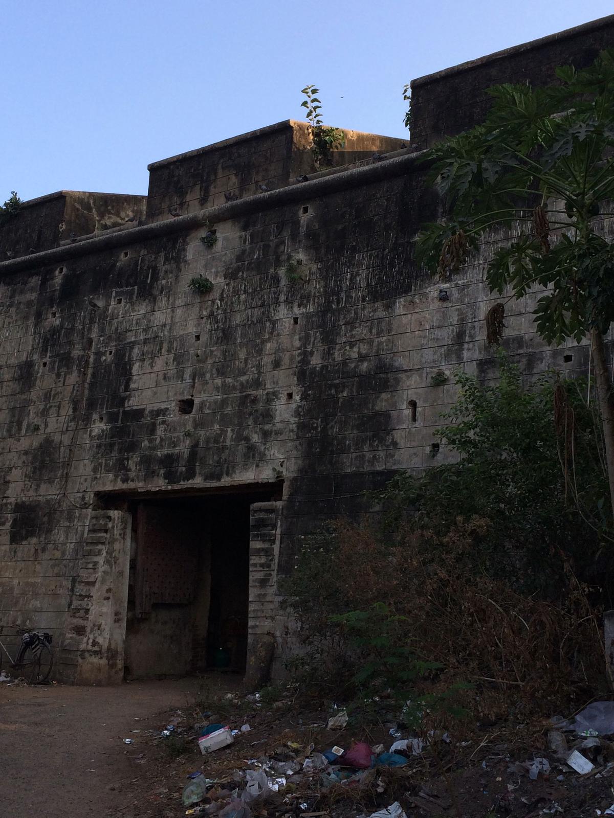 उत्तरी गेट के सामने कूड़े का ढेर, जो बुरी तरह टूट-फूट की स्थिति में है उत्तरी गेट के सामने कूड़े का ढेर, जो बुरी तरह टूट-फूट की स्थिति में है