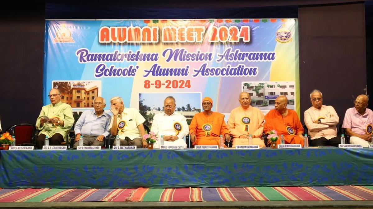 5 retired teachers, alumni of Ramakrishna ashrama school felicitated