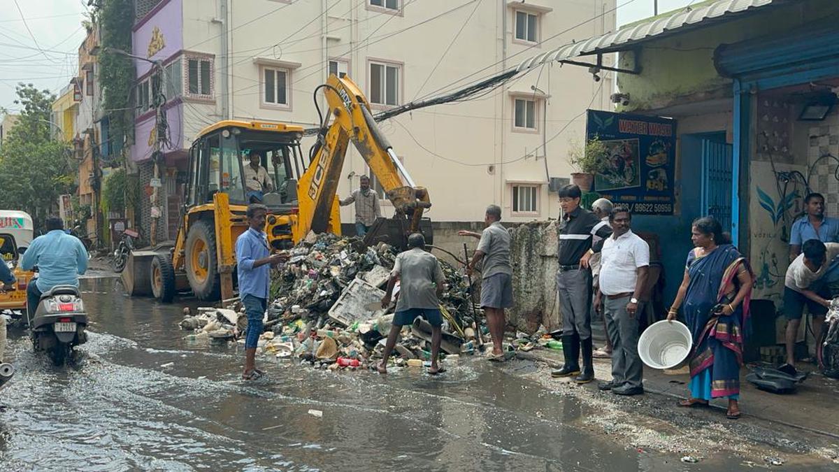 Chennai Rains | Canal inspection: One tonne waste removed in a day by Greater Chennai Corporation from micro canal near Virugambakkam, one to be booked for open dumping