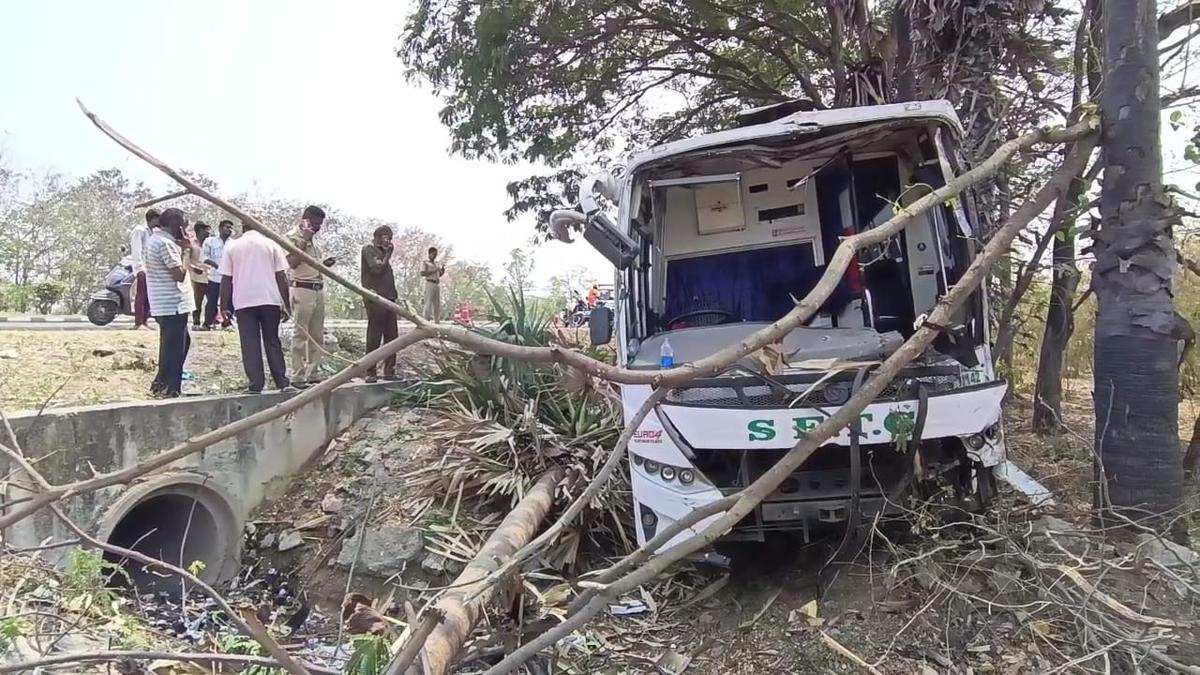 Five pilgrims injured after SETC hit roadside tree on Chennai - Bengaluru Highway in Tirupattur