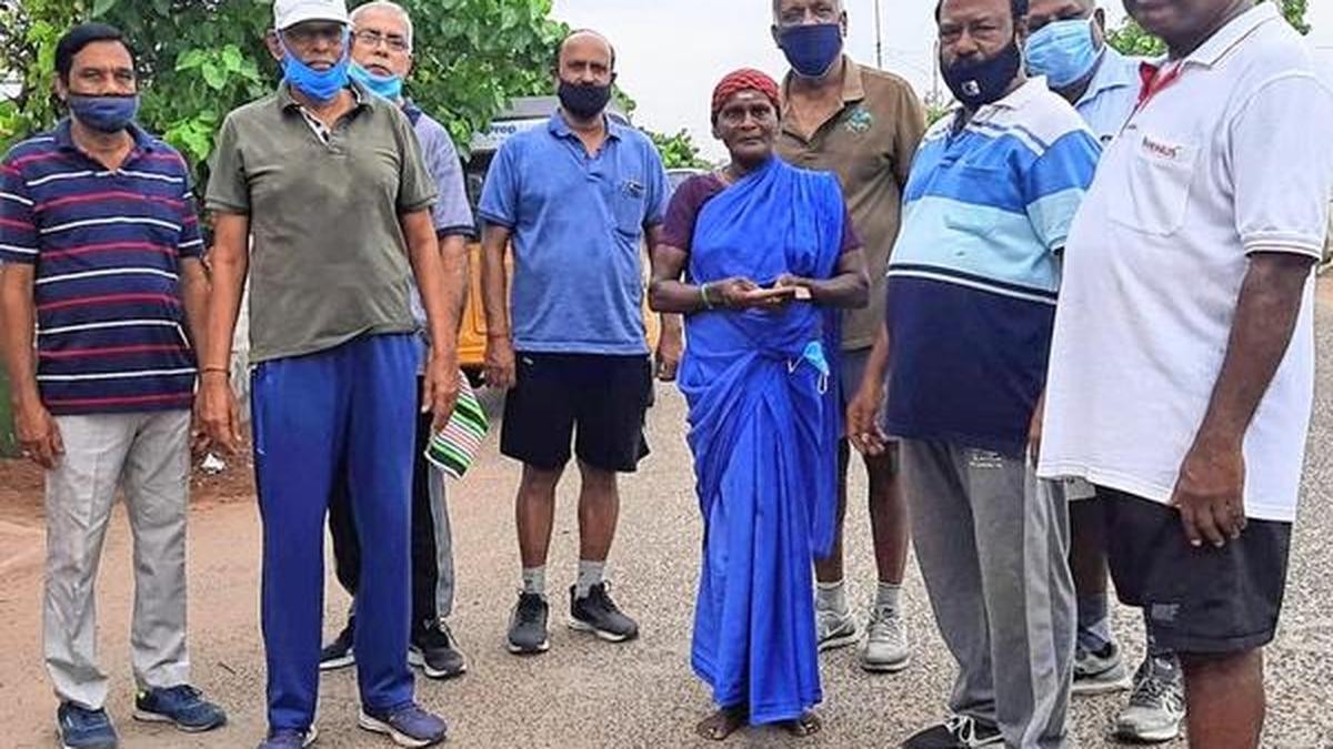 Walkers’ group in Chennai raises funds to help conservancy worker