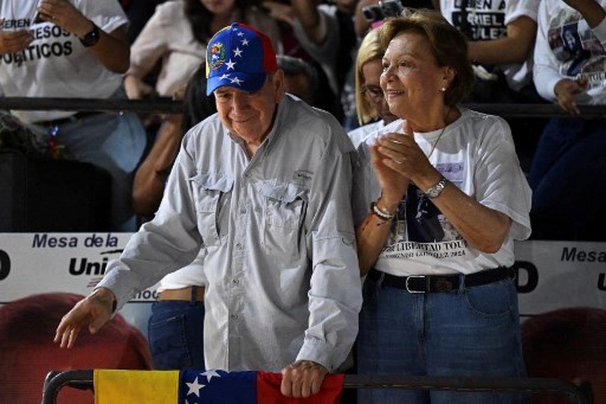 Venezuelan opposition presidential candidate Edmundo Gonzalez Urrutia and his wife Mercedes Lopez attend his closing campaign rally in Caracas on July 25, 2024, ahead of Sunday's presidential election.