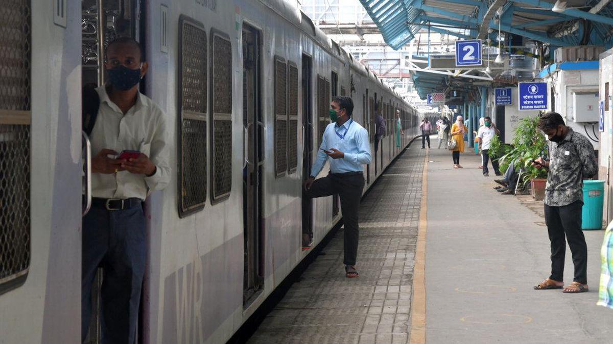 Coronavirus | Lawyers may travel on local trains in Mumbai for work