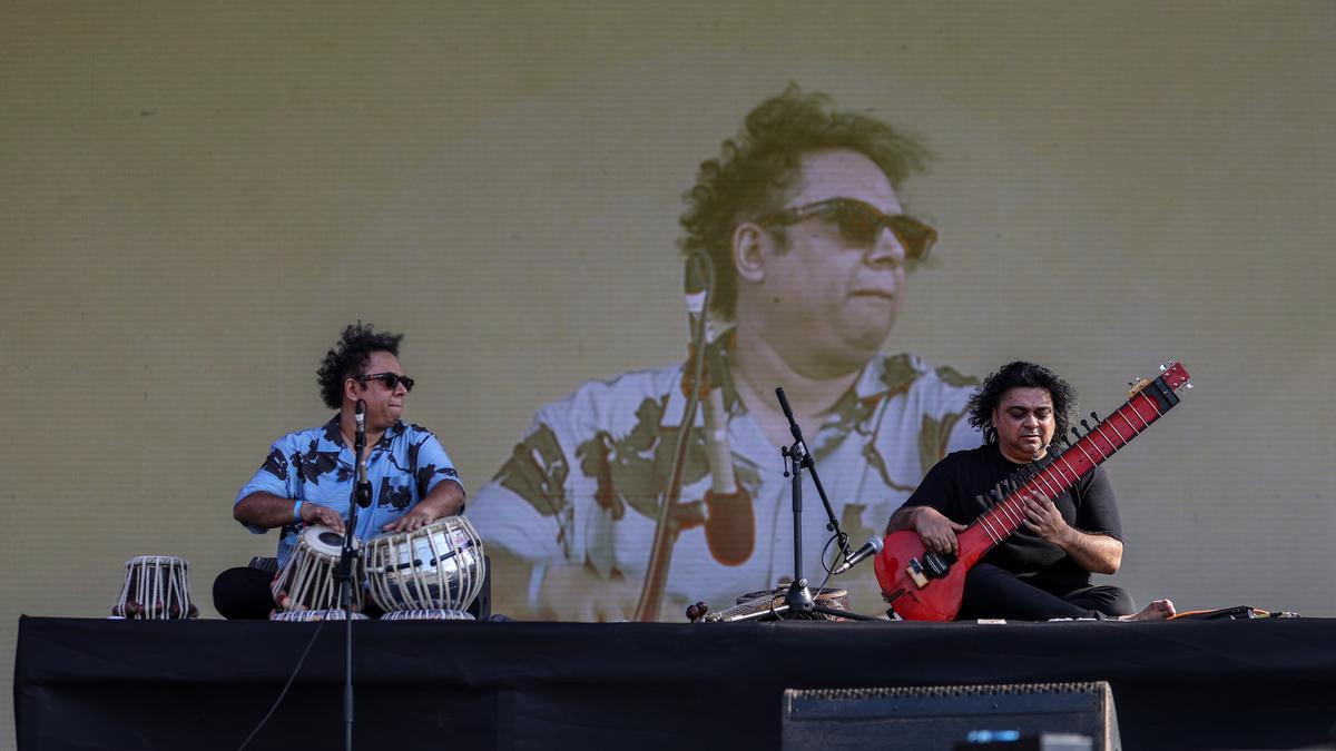 Classical maestro Niladri Kumar’s hypnotic sitar performance created a spellbinding sonic journey.