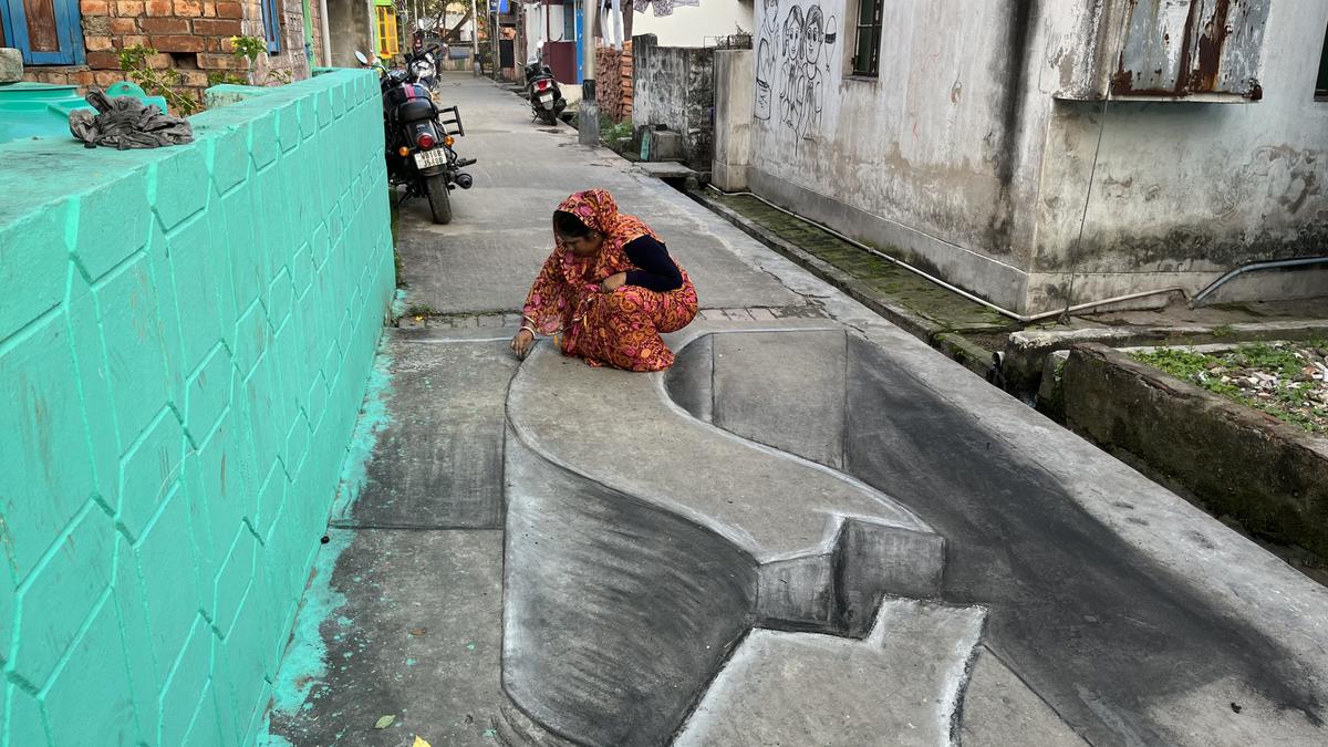 This artist created the illusion of rivers on a busy road in West Bengal’s Chandannagar