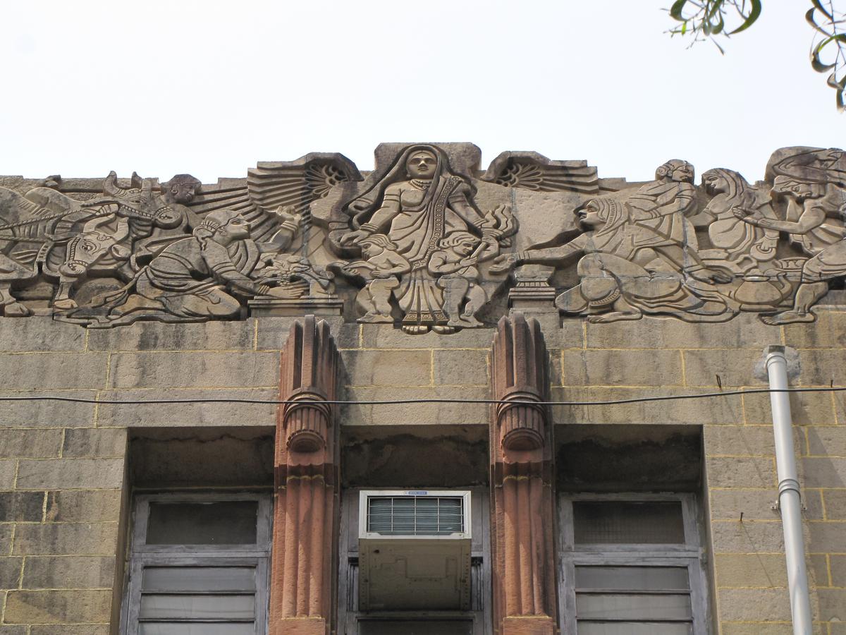 Western India House is another Art Deco building located in Fort.