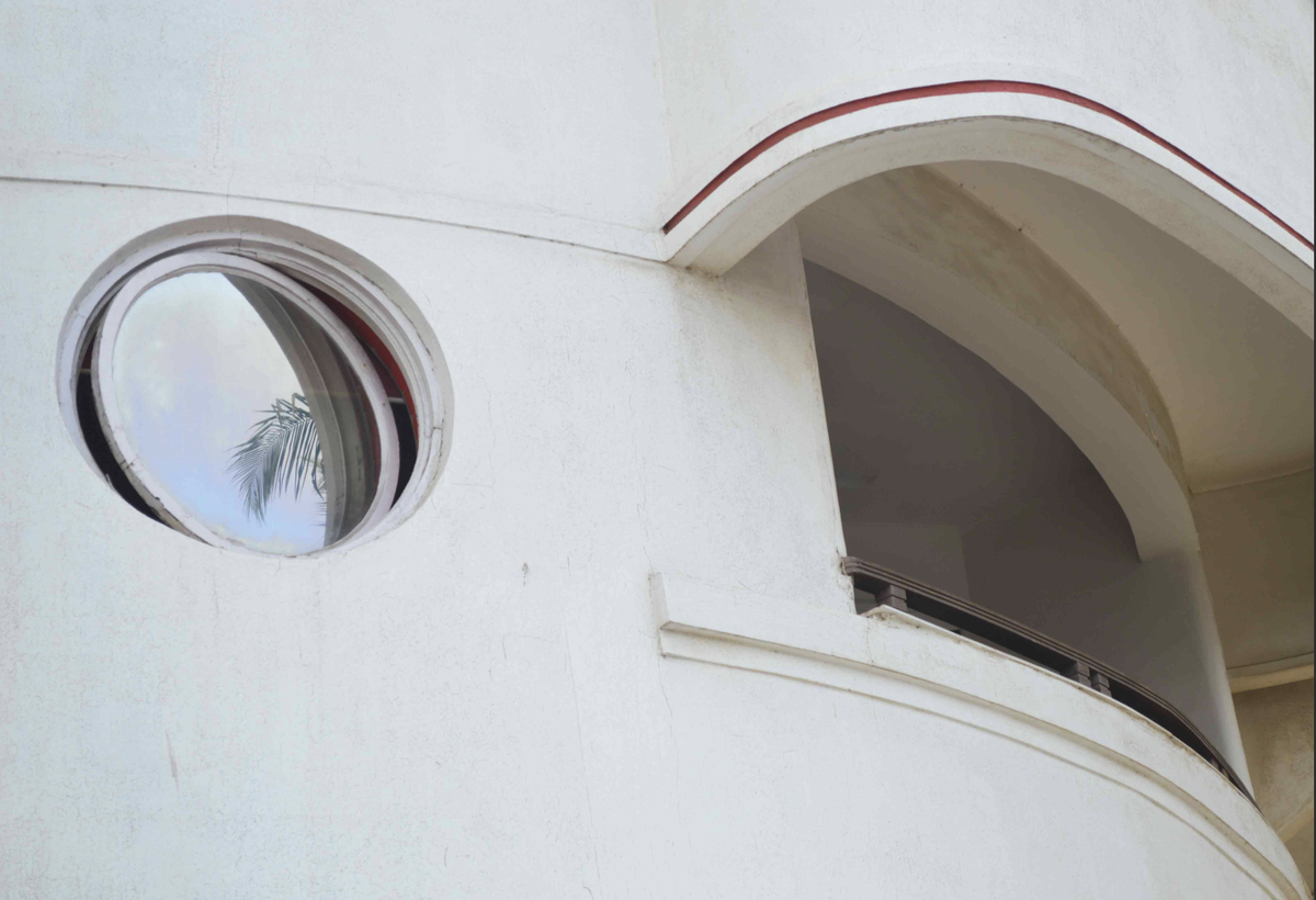 The round or porthole window in Sonawala building is one of the Art Deco elements that reflects Mumbai’s proximity to the sea. 