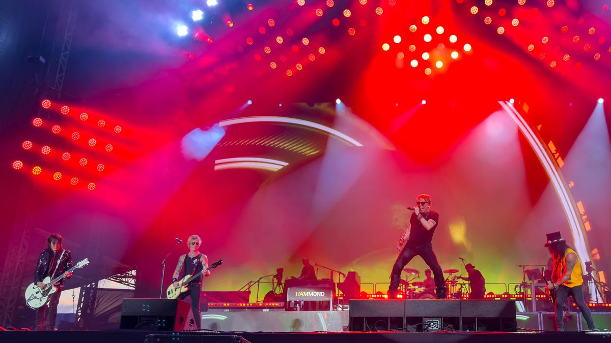 Guns N 'Roses는 토요일 뭄바이의 Mahalaxmi 레이스에서 하드 록 음악의 황금 시대에 팬들을 데려갔습니다. Guns N 'Roses는 토요일 뭄바이의 Mahalaxmi 레이스에서 하드 록 음악의 황금 시대에 팬들을 데려갔습니다.