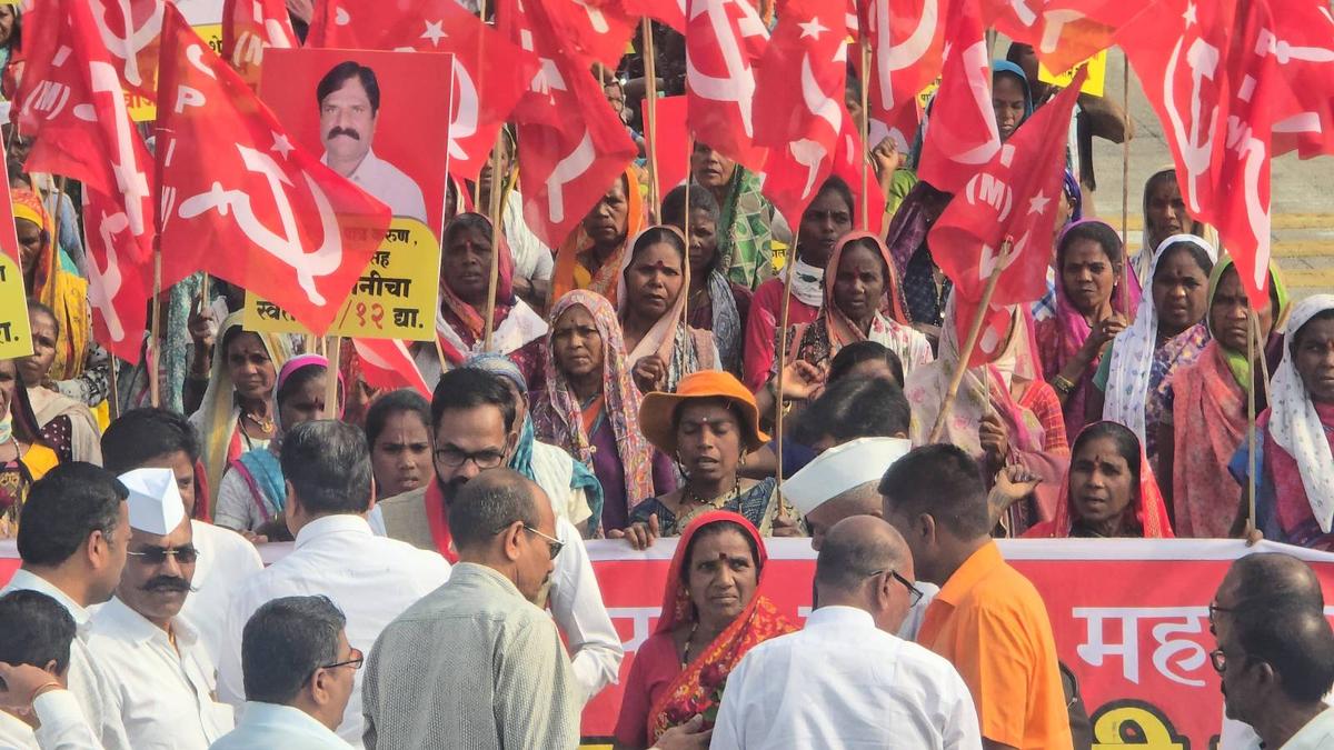 Long march to Mumbai: Protesters march towards Mumbai, refuse to stop without meeting CM