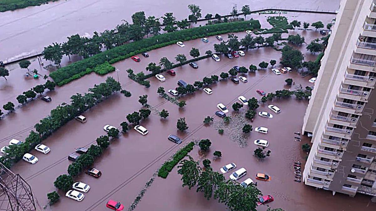 Heavy downpour throws life in Vasai – Virar off track