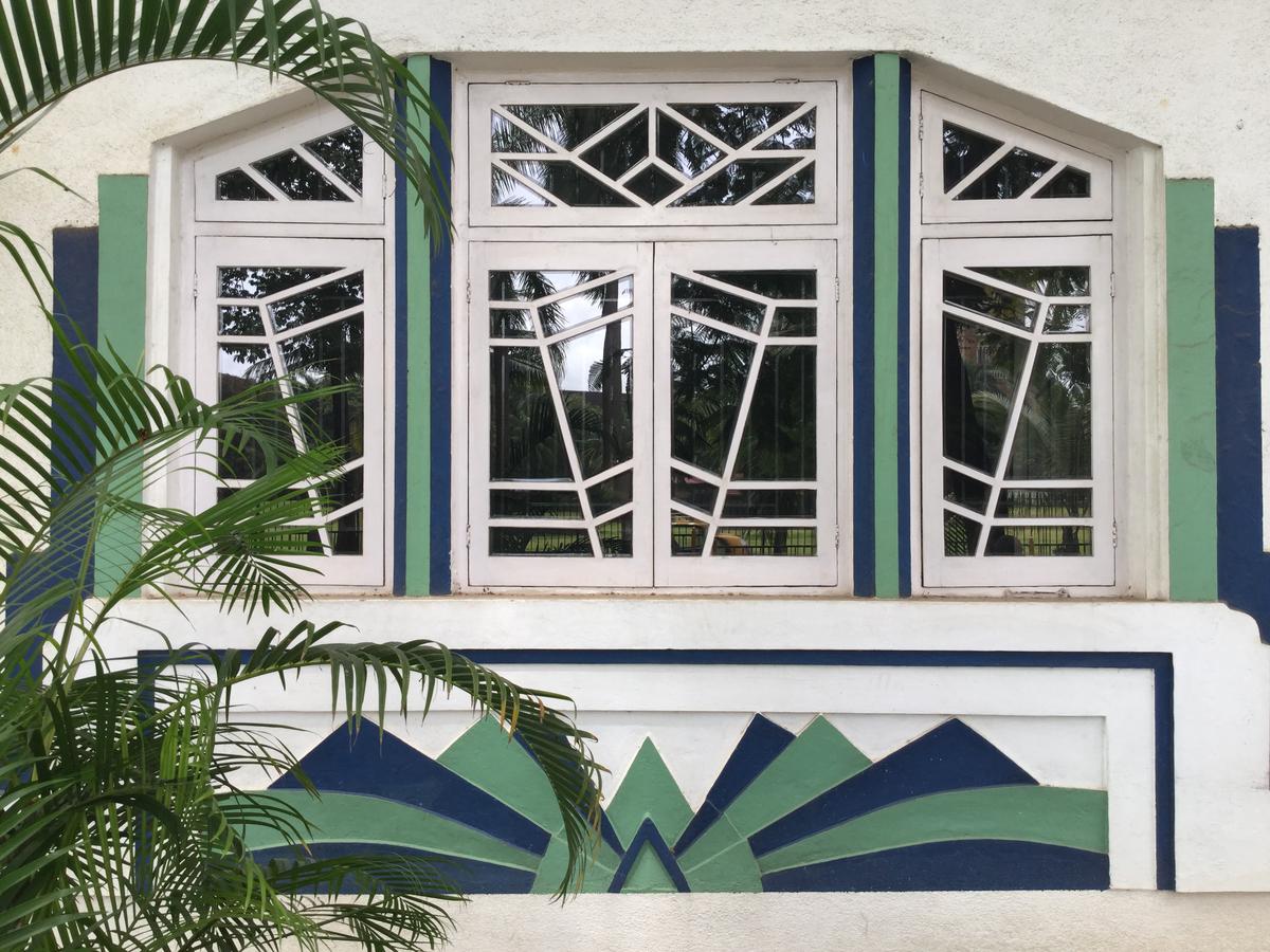 Windows of Rajjab Mahal has tropical imagery symbolic feature that represents Art Deco style.
