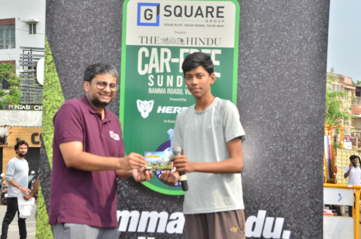 Jayasuriya, obstacle course race runner-up, receiving his voucher.