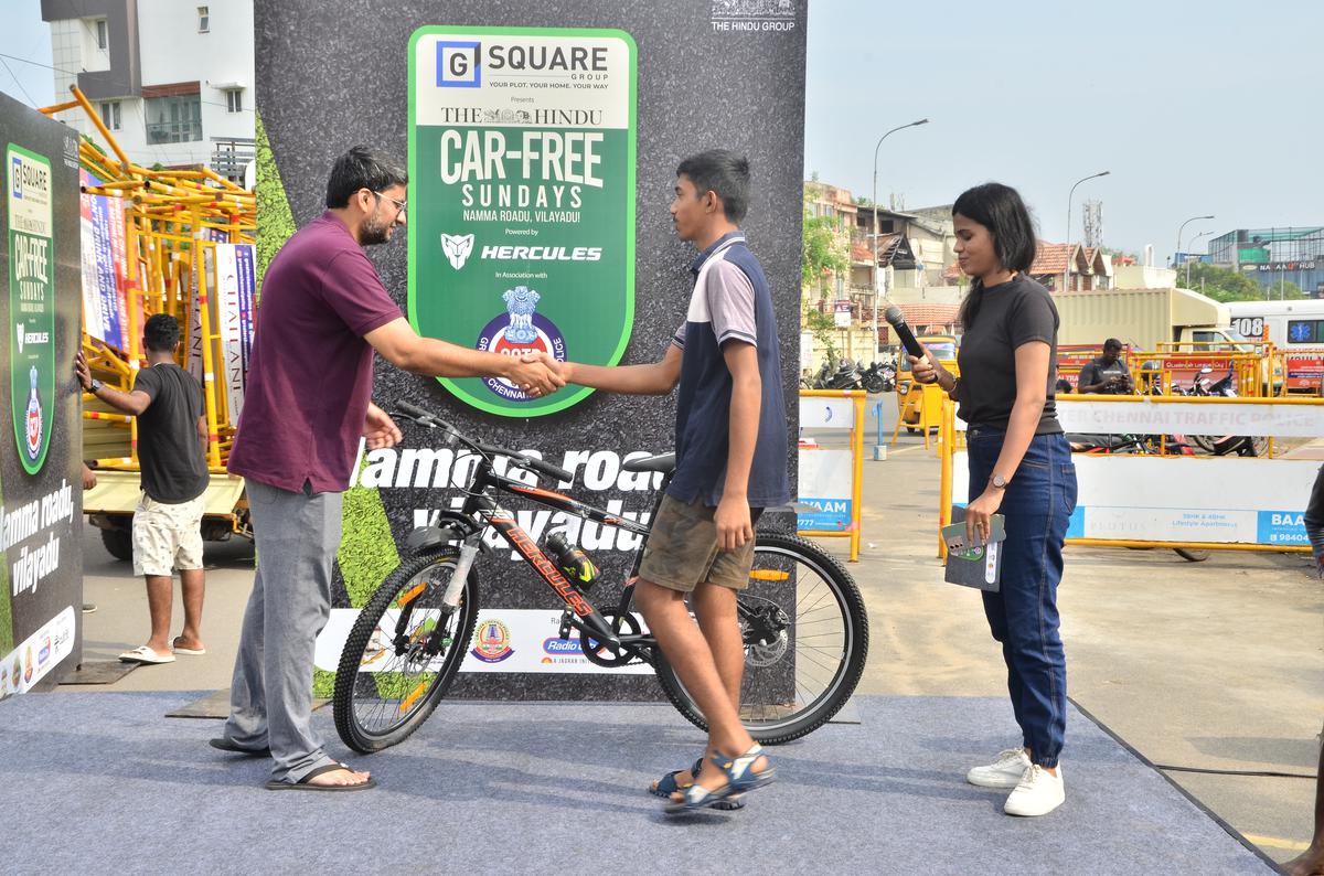 Sonish Kumar, winner of the obstacle course race receiving the award.