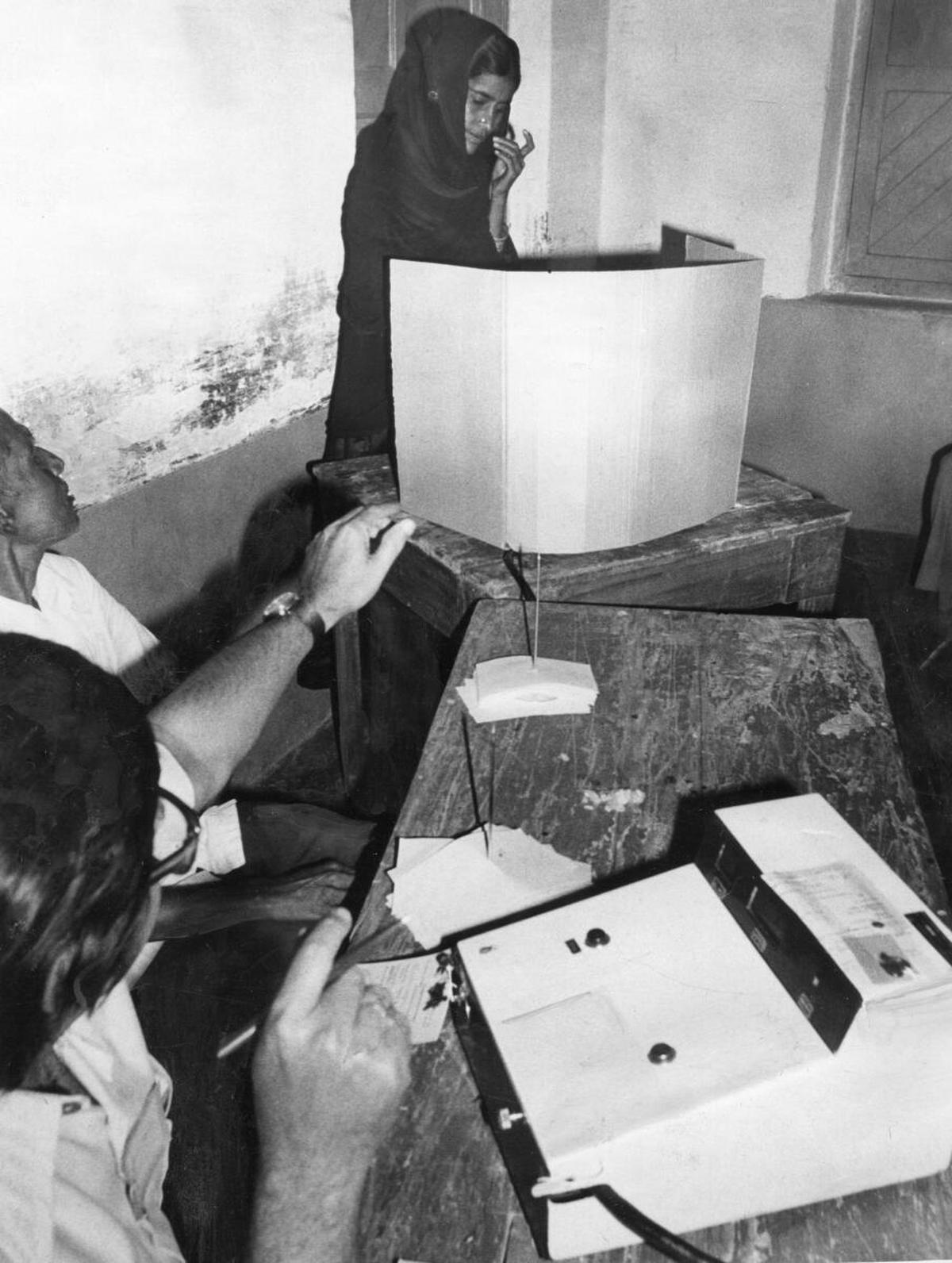 An electronic machine broke down in a booth in Neelsandra due to snapping of wire but the polling official repaired it immediately and directed a voter to cast her vote at the Karnataka Assembly elections m Shantinagar (Reserved) constituency in Bangalore on January 05, 1983. Photo Credit: The Hindu Archives