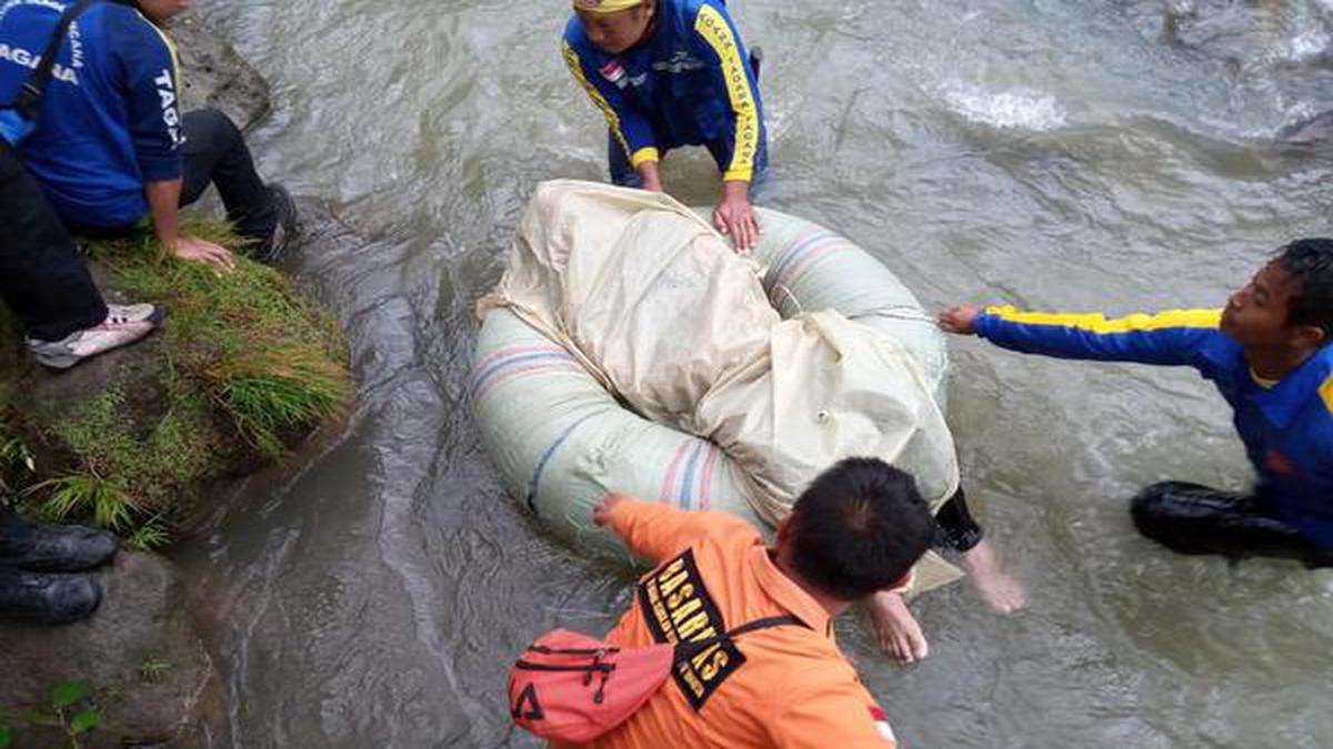 25 killed as bus plunges into ravine in Indonesia