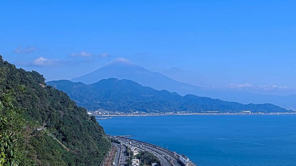 Mount Fuji gets its trademark snowcap after longest delay in 130 years, but still not official