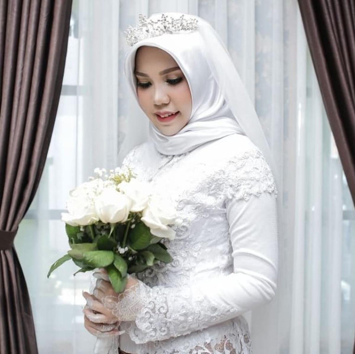 Woman wears wedding gown after fianc dies in Lion Air crash The